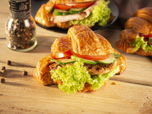 Круассан с куриной грудкой, 145г