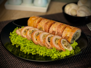 Рулет в беконе с курицей и грибами, 500г